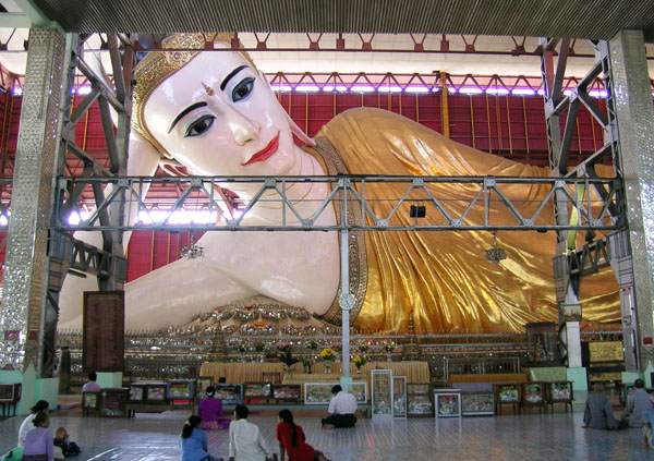 Body and head of the Chauktatgyi reclining Buddha.