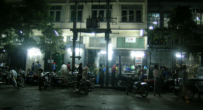 Image ../2006.asiablog/20051202-MandalayNightStreet.web.jpg, size 95224 b