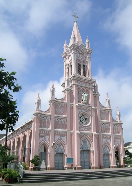 The pink-and-white front of Danang Cathedral