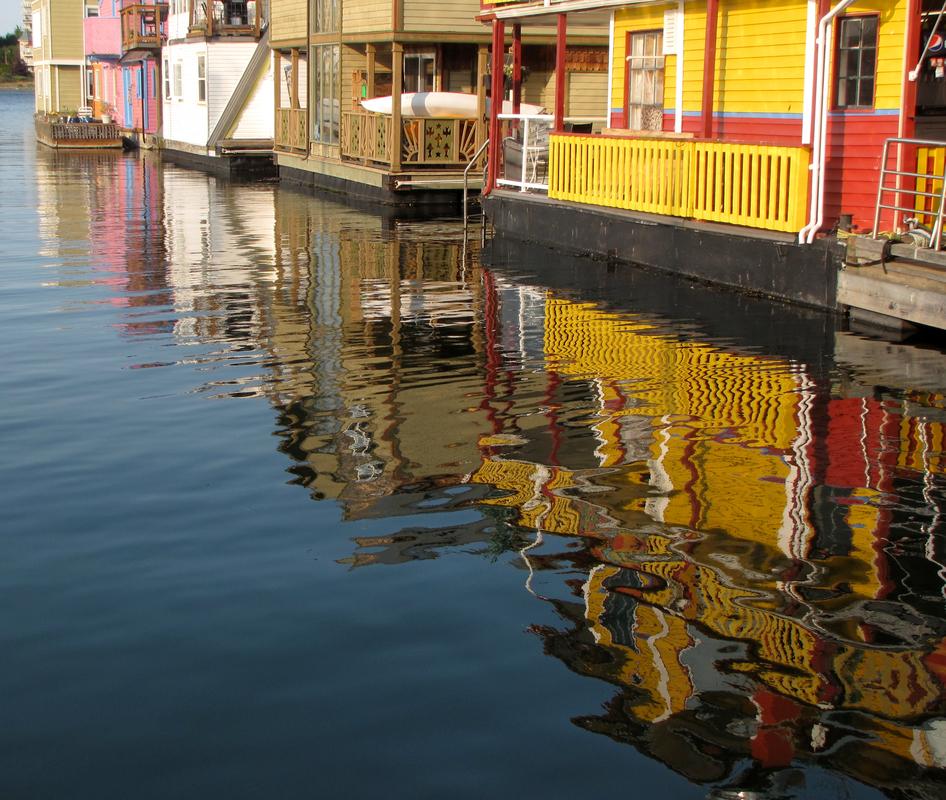 Float homes and their reflections in the water at Fisherman's Wharf.